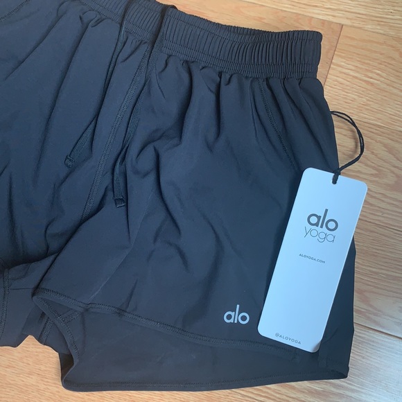 BNWT Alo Yoga: Black Stride Shorts - Black XXS - Picture 3 of 7
